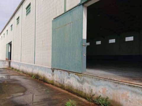 Armazém em Arruda dos Vinhos junto ao No de Alverca A1