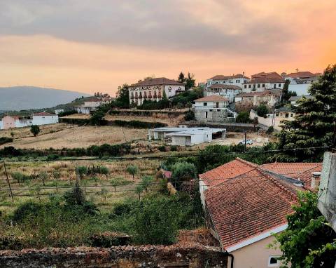 Moradia T4 Com terreno circundante | 2 pisos | Douro Vinhateiro | Régua | Canelas