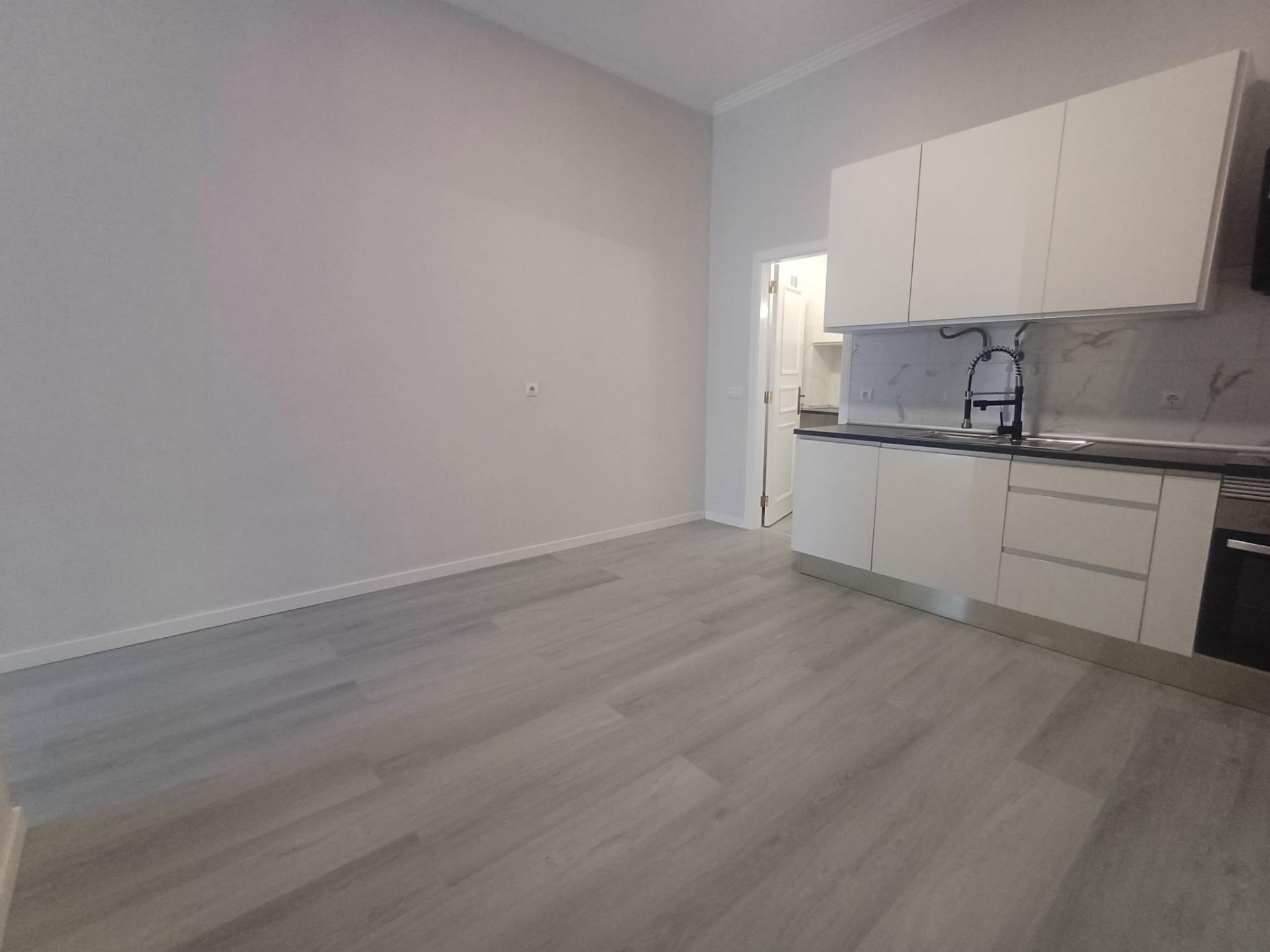 Totalmente remodelado | Loja convertida em habitação T1 | Queluz Belas | Sintra