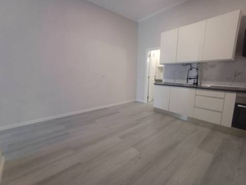 Totalmente remodelado | Loja convertida em habitação T1 | Queluz Belas | Sintra