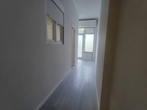 Totalmente remodelado | Loja convertida em habitação T1 | Queluz Belas | Sintra