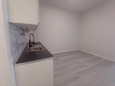 Totalmente remodelado | Loja convertida em habitação T1 | Queluz Belas | Sintra