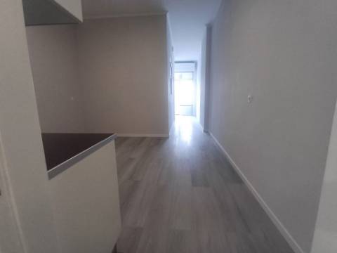 Totalmente remodelado | Loja convertida em habitação T1 | Queluz Belas | Sintra