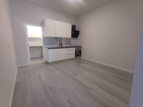 Totalmente remodelado | Loja convertida em habitação T1 | Queluz Belas | Sintra