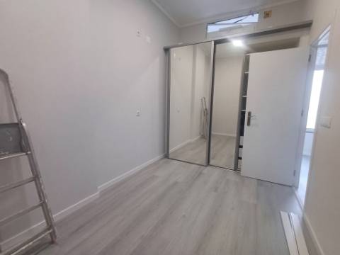 Totalmente remodelado | Loja convertida em habitação T1 | Queluz Belas | Sintra