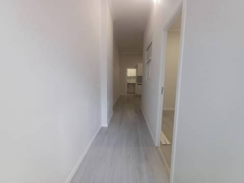 Totalmente remodelado | Loja convertida em habitação T1 | Queluz Belas | Sintra