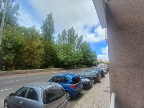 Totalmente remodelado | Loja convertida em habitação T1 | Queluz Belas | Sintra