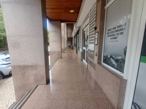 Totalmente remodelado | Loja convertida em habitação T1 | Queluz Belas | Sintra