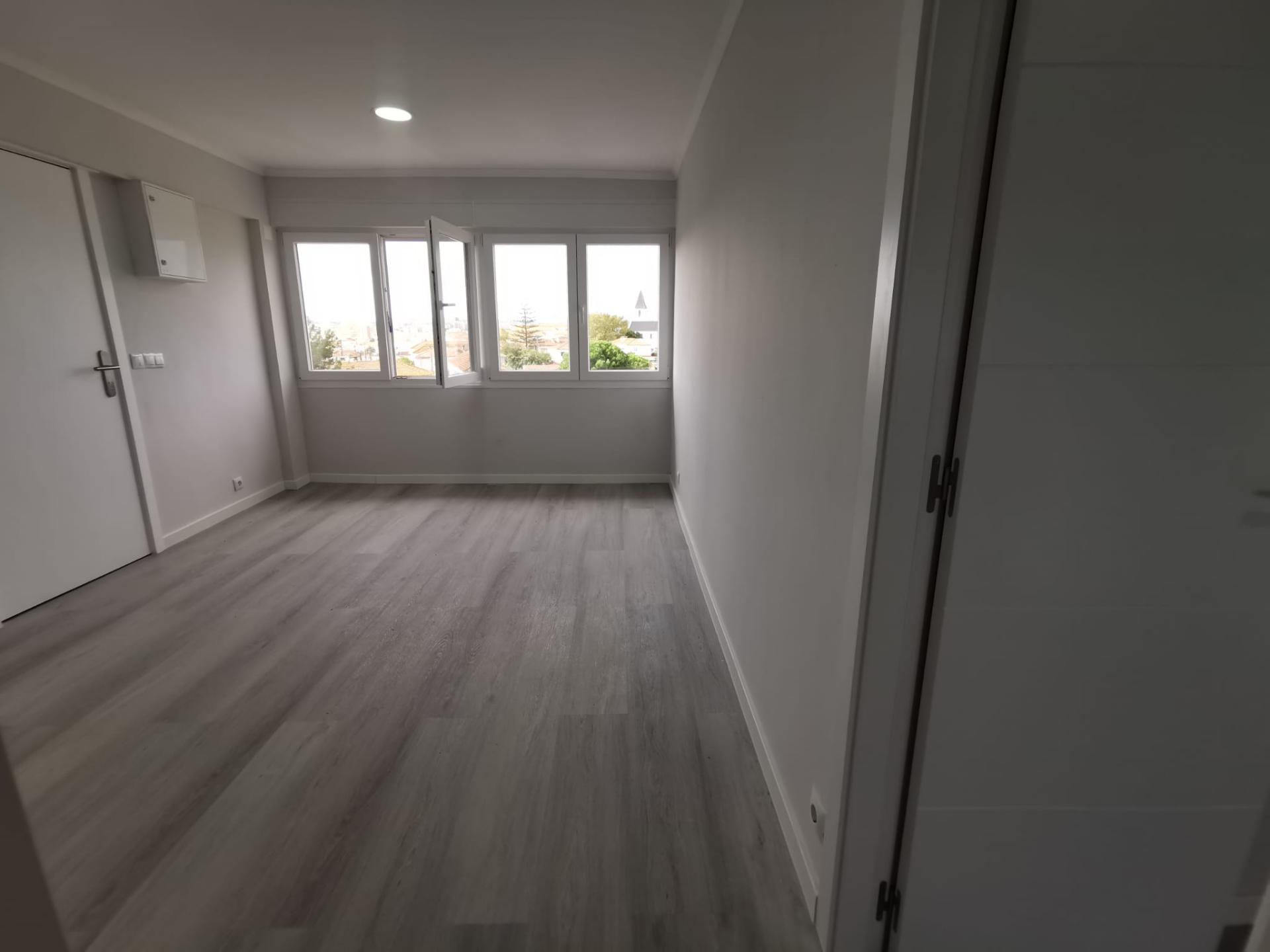 Apartamento T2 em Oeiras | TOTALMENTE REMODELADO