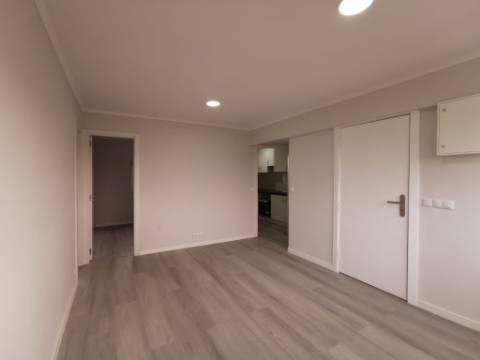 Apartamento T2 em Oeiras | TOTALMENTE REMODELADO