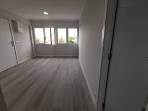 Apartamento T2 em Oeiras | TOTALMENTE REMODELADO