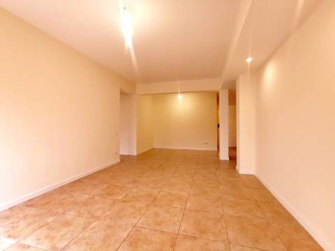 Apartamento T2 com Vista Aberta | O Lar Ideal para Começar a Sua História - Tapada das Mercês