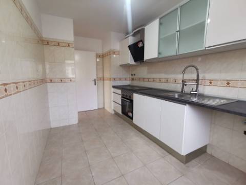 Apartamento T2 com Vista Aberta | O Lar Ideal para Começar a Sua História - Tapada das Mercês