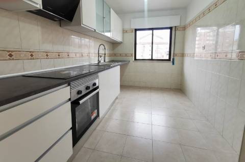 Apartamento T2 com Vista Aberta | O Lar Ideal para Começar a Sua História - Tapada das Mercês