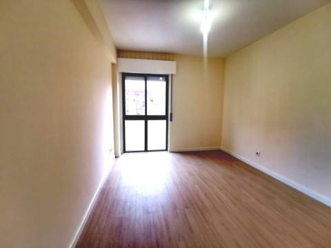 Apartamento T2 com Vista Aberta | O Lar Ideal para Começar a Sua História - Tapada das Mercês