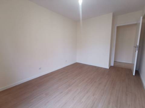 Apartamento T2 com Vista Aberta | O Lar Ideal para Começar a Sua História - Tapada das Mercês