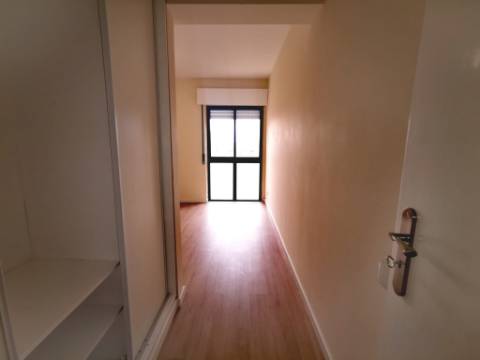 Apartamento T2 com Vista Aberta | O Lar Ideal para Começar a Sua História - Tapada das Mercês