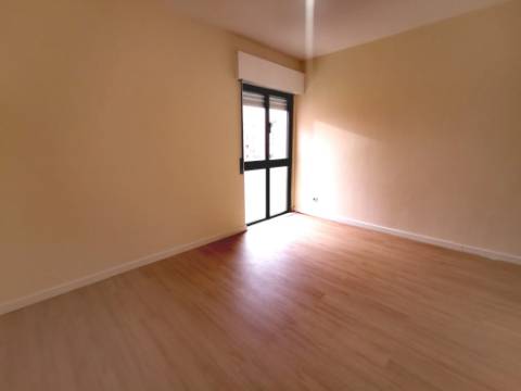 Apartamento T2 com Vista Aberta | O Lar Ideal para Começar a Sua História - Tapada das Mercês