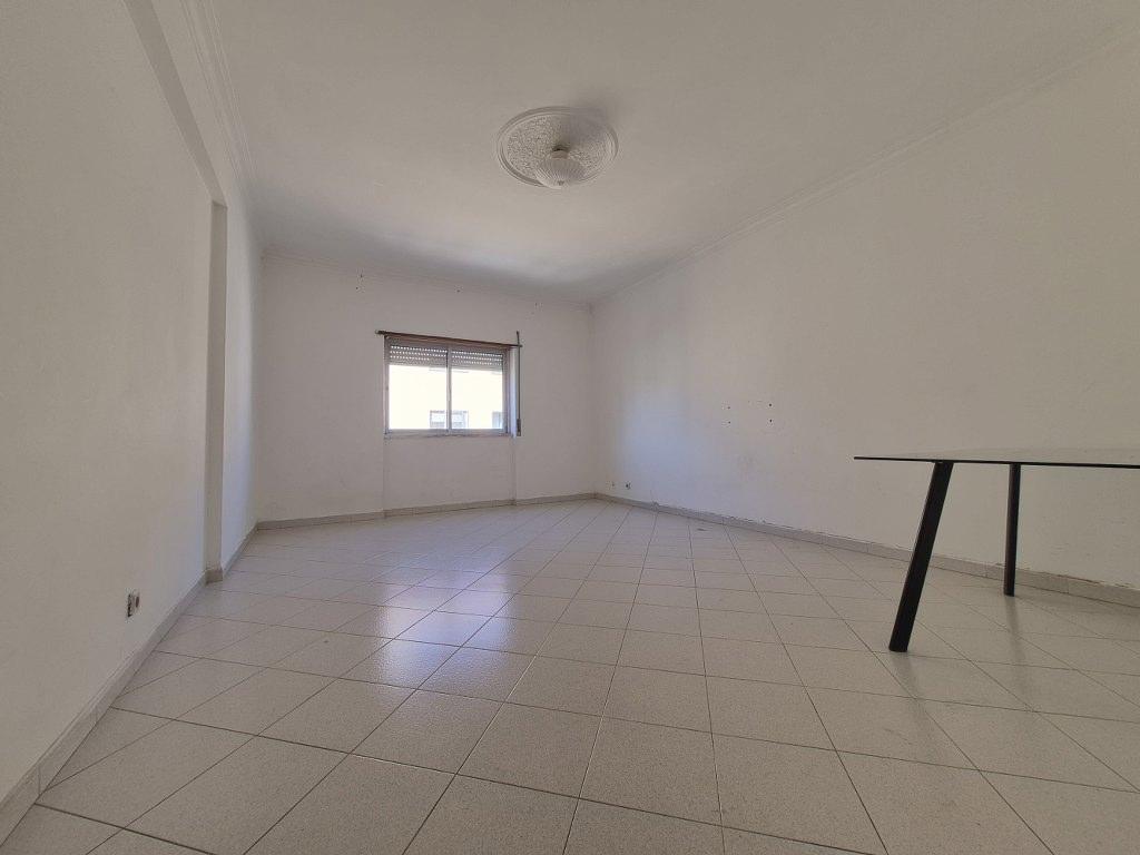 Apartamento T2 com varanda e arrecadação | Rio de Mouro | BOM ESTADO