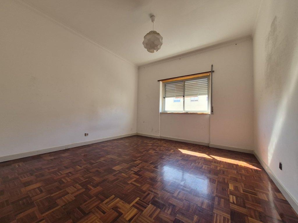 Apartamento T2 com varanda e arrecadação | Rio de Mouro | BOM ESTADO