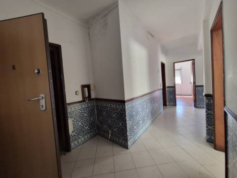 Apartamento T2 com varanda e arrecadação | Rio de Mouro | BOM ESTADO