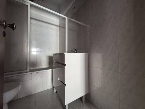 Apartamento T2 com varanda e arrecadação | Rio de Mouro | BOM ESTADO