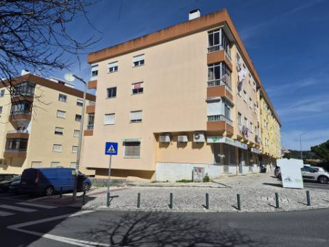 Apartamento T2 com varanda e arrecadação | Rio de Mouro | BOM ESTADO