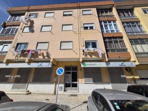 Apartamento T2 com varanda e arrecadação | Rio de Mouro | BOM ESTADO