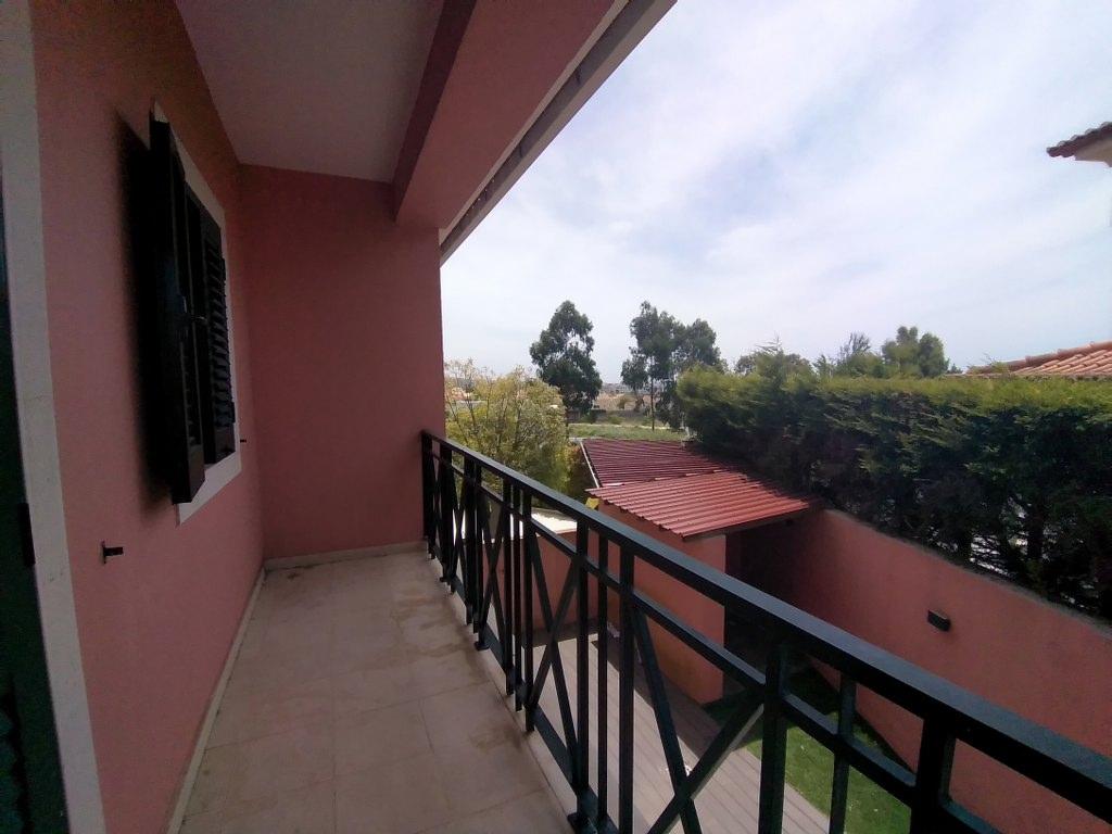 Moradia T6+1 com logradouro | BI-FAMILIAR | Totalmente remodelada | Albarraque