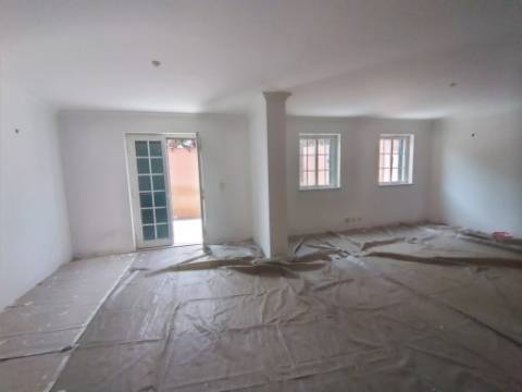 Moradia T6+1 com logradouro | BI-FAMILIAR | Totalmente remodelada | Albarraque