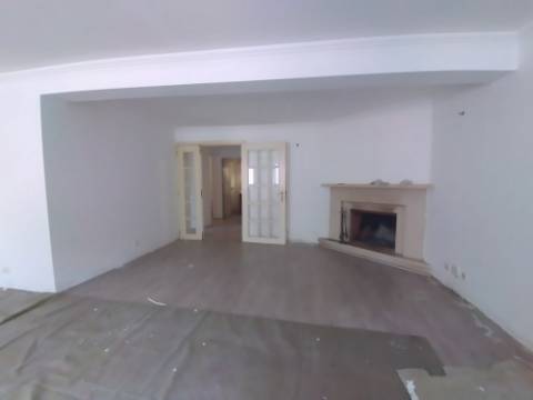 Moradia T6+1 com logradouro | BI-FAMILIAR | Totalmente remodelada | Albarraque