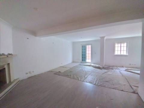 Moradia T6+1 com logradouro | BI-FAMILIAR | Totalmente remodelada | Albarraque