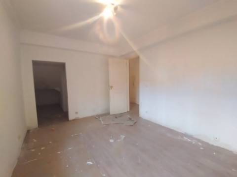 Moradia T6+1 com logradouro | BI-FAMILIAR | Totalmente remodelada | Albarraque