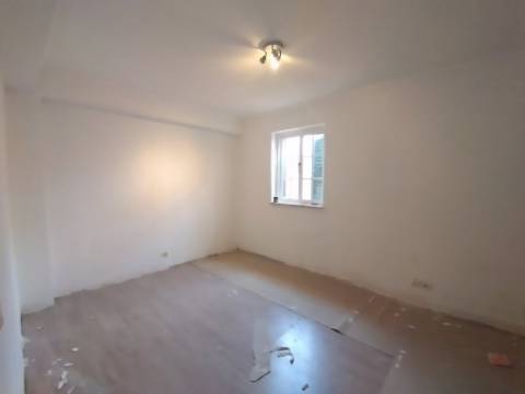 Moradia T6+1 com logradouro | BI-FAMILIAR | Totalmente remodelada | Albarraque