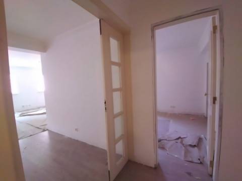 Moradia T6+1 com logradouro | BI-FAMILIAR | Totalmente remodelada | Albarraque