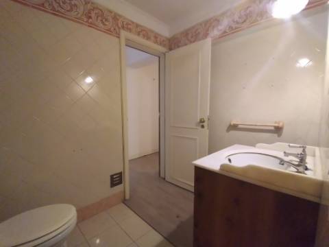 Moradia T6+1 com logradouro | BI-FAMILIAR | Totalmente remodelada | Albarraque