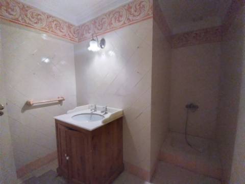 Moradia T6+1 com logradouro | BI-FAMILIAR | Totalmente remodelada | Albarraque