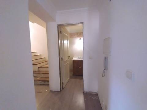 Moradia T6+1 com logradouro | BI-FAMILIAR | Totalmente remodelada | Albarraque