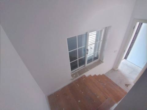 Moradia T6+1 com logradouro | BI-FAMILIAR | Totalmente remodelada | Albarraque