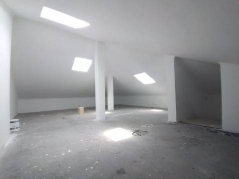 Moradia T6+1 com logradouro | BI-FAMILIAR | Totalmente remodelada | Albarraque