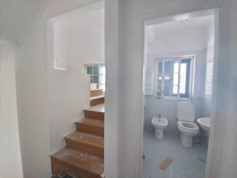 Moradia T6+1 com logradouro | BI-FAMILIAR | Totalmente remodelada | Albarraque