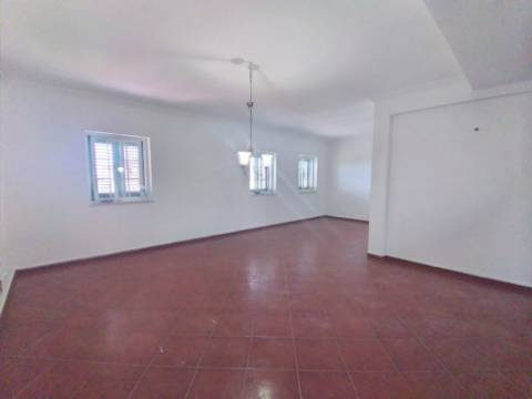 Moradia T6+1 com logradouro | BI-FAMILIAR | Totalmente remodelada | Albarraque