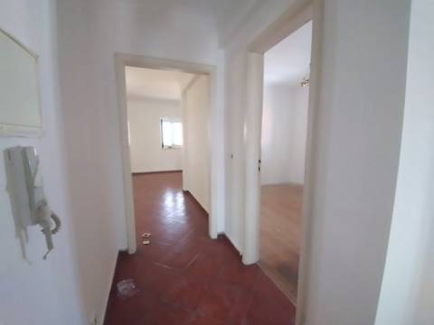 Moradia T6+1 com logradouro | BI-FAMILIAR | Totalmente remodelada | Albarraque