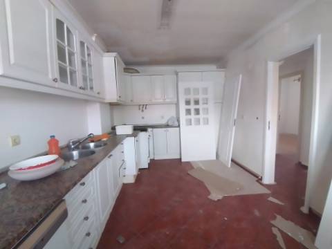 Moradia T6+1 com logradouro | BI-FAMILIAR | Totalmente remodelada | Albarraque