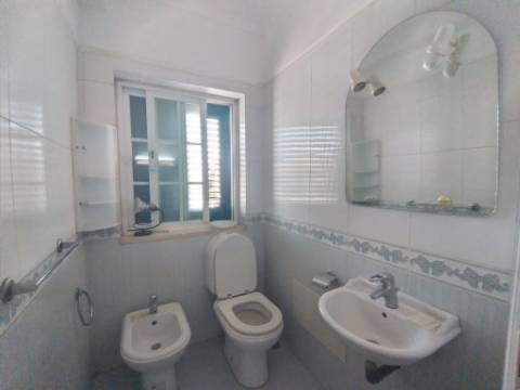 Moradia T6+1 com logradouro | BI-FAMILIAR | Totalmente remodelada | Albarraque