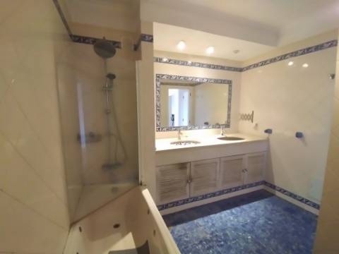 Moradia T6+1 com logradouro | BI-FAMILIAR | Totalmente remodelada | Albarraque