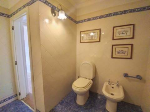 Moradia T6+1 com logradouro | BI-FAMILIAR | Totalmente remodelada | Albarraque