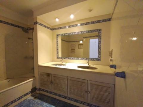 Moradia T6+1 com logradouro | BI-FAMILIAR | Totalmente remodelada | Albarraque