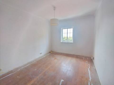 Moradia T6+1 com logradouro | BI-FAMILIAR | Totalmente remodelada | Albarraque