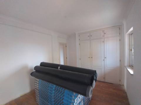 Moradia T6+1 com logradouro | BI-FAMILIAR | Totalmente remodelada | Albarraque